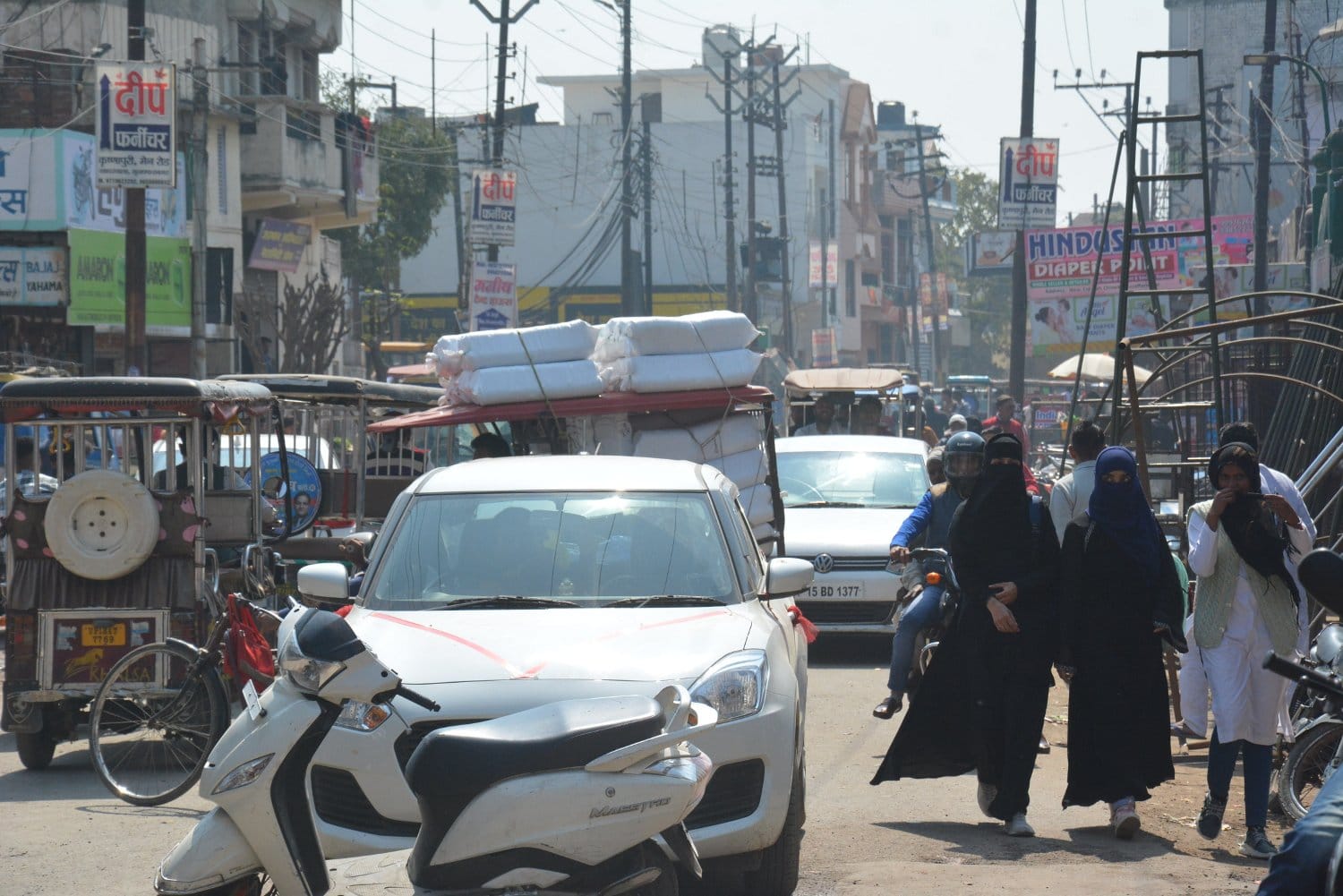 नगर में ईदगाह रोड पर टूटी पुलिया के कारण लगा जाम।