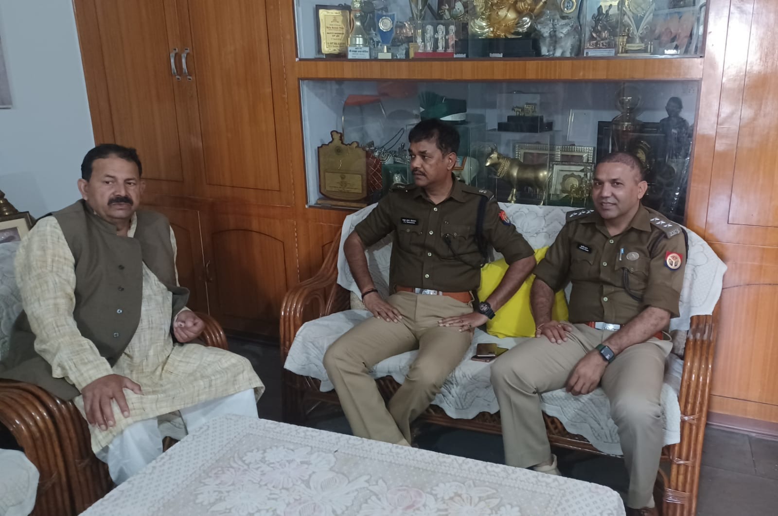 सिसौली में भाकियू अध्यक्ष चौधरी नरेश टिकैत से मिलने पहुंचे एसपी देहात और सीओ सदर