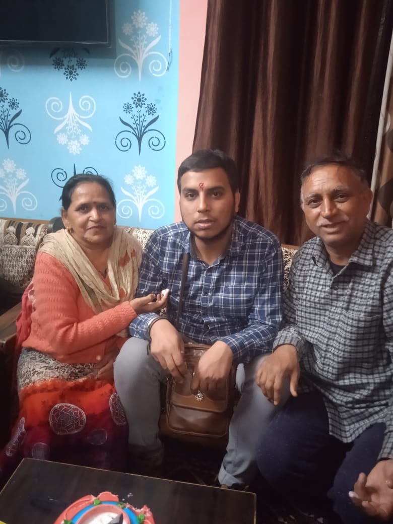 यूक्रेन से घर लौटे अभिनव सैनी को केक खिलाते उनके परिजन। यूक्रेन से घर लौटे अभिनव सैनी को केक खिलाते उनके परिजन।