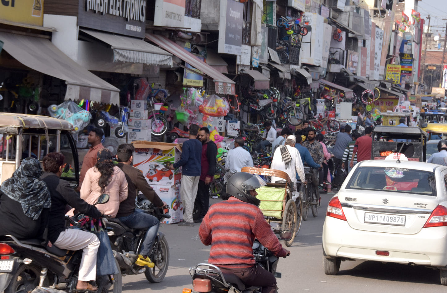 सहारनपुर के प्रताप मार्केट में सड़क पर दुकाने लगा कर किया गया अतिक्रमण