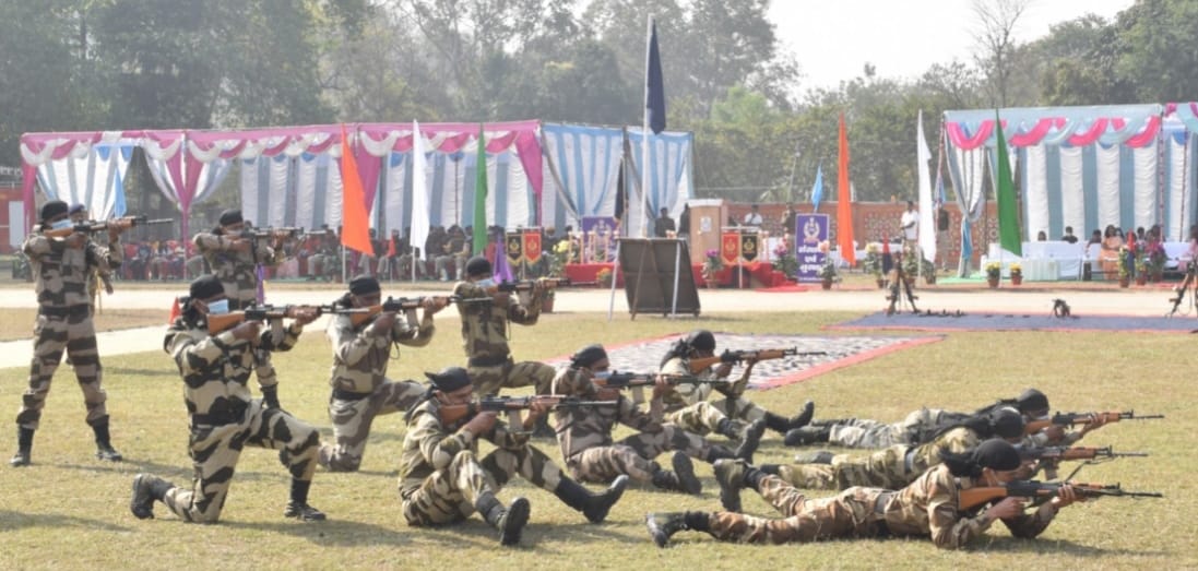 हमले की स्थिति में प्रदर्शन करने की छवि दिखाती सीआईएसएफ कमांडो विंग। हमले की स्थिति में प्रदर्शन करने की छवि दिखाती सीआईएसएफ कमांडो विंग।