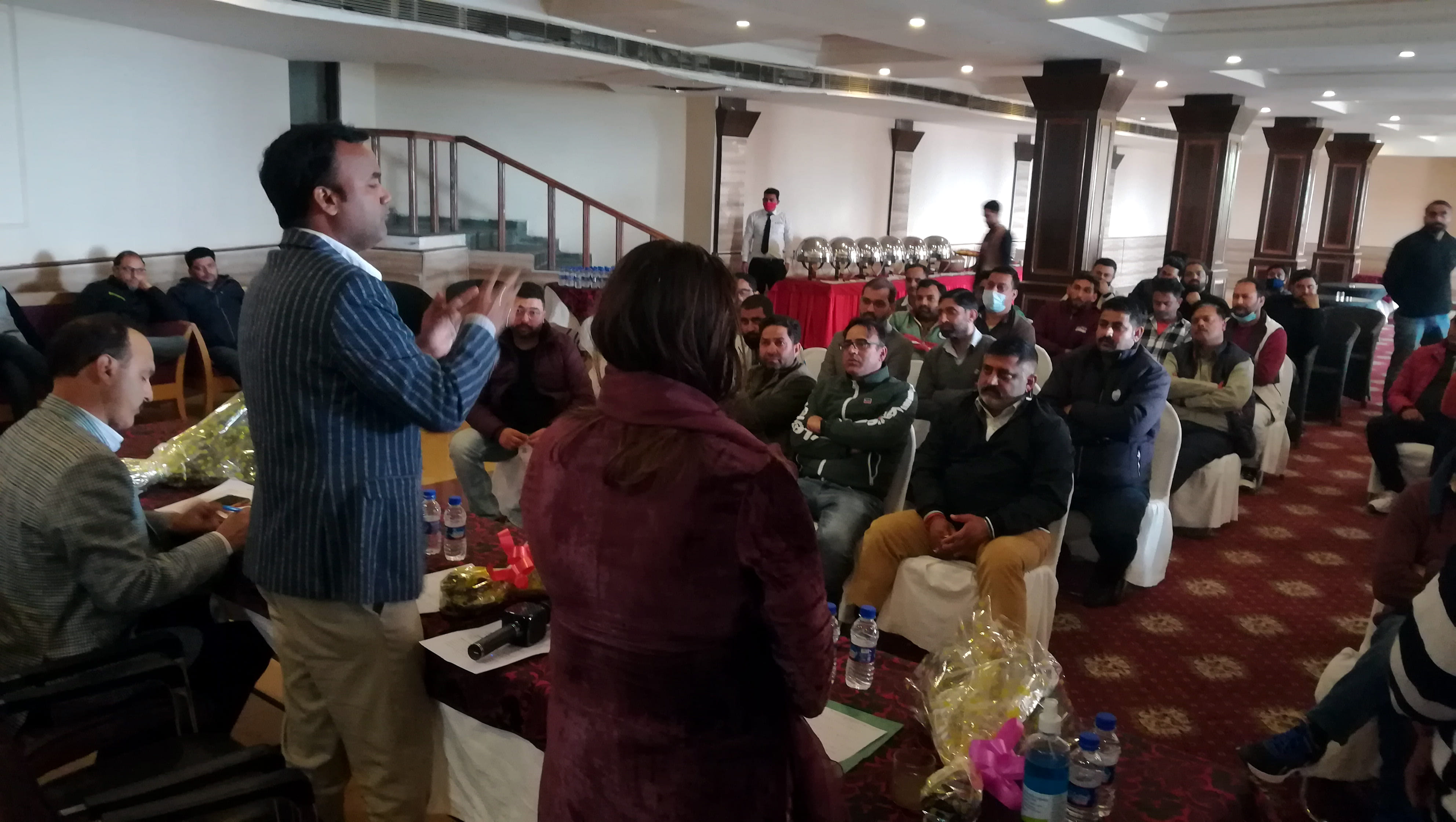 पर्यटक विभाग के निर्देशक ट्रेवल ऐजेंटों को अशवासन देते हुए पर्यटक विभाग के निर्देशक ट्रेवल ऐजेंटों को अशवासन देते हुए