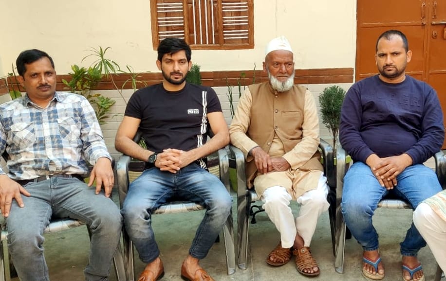 यूक्रेन से लौटने के बाद अपने परिजनो के साथ किरतपुर का मोहम्मद आदिल। यूक्रेन से लौटने के बाद अपने परिजनो के साथ किरतपुर का मोहम्मद आदिल।
