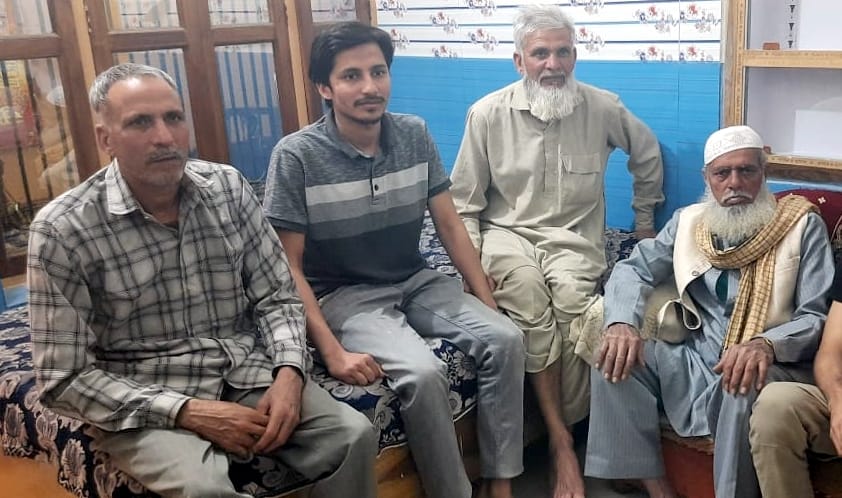 यूक्रेन से लौटने के बाद अपने परिजनों के साथ अफजलगढ़ का अबूजर। यूक्रेन से लौटने के बाद अपने परिजनों के साथ अफजलगढ़ का अबूजर।