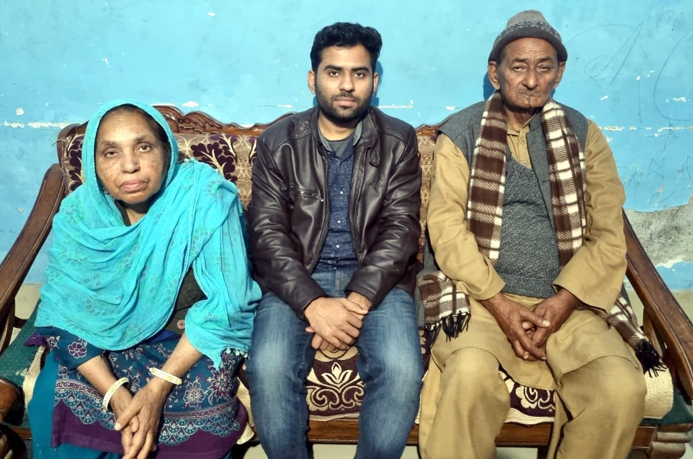 यूक्रेन से लौटने के बाद अपने परिवार के साथ मंडावर का सुहेल। यूक्रेन से लौटने के बाद अपने परिवार के साथ मंडावर का सुहेल।