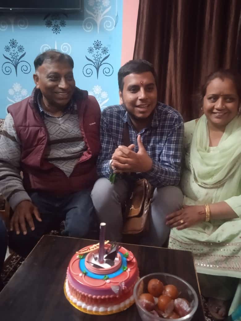यूक्रेन से घर लौटने पर नाहन में बेटे अभिनव सैनी के साथ केक काटते परिजन। यूक्रेन से घर लौटने पर नाहन में बेटे अभिनव सैनी के साथ केक काटते परिजन।