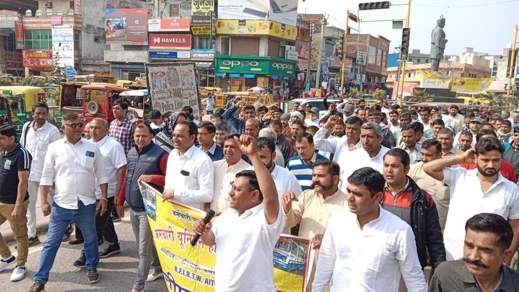  रोडवेज कर्मचारी यूनियन के सदस्य मांगों को लेकर नारेबाजी करते हुए। संवाद