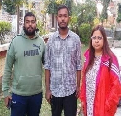  यूक्रेन से लौटे विद्यार्थियों से बातचीत करतीं एसडीएम शशी वसुंधरा। संवाद