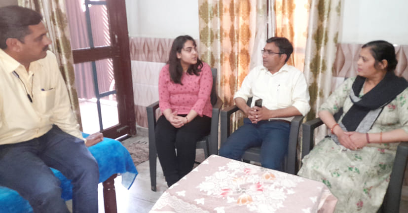 भायला निवासी रीति के परिजनों से बातचीत करते तहसीलदार सुरेंद्र प्रताप यादव भायला निवासी रीति के परिजनों से बातचीत करते तहसीलदार सुरेंद्र प्रताप यादव