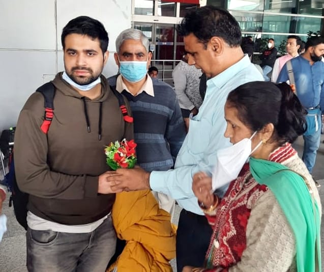 यूक्रेन से लौटने के बाद दिल्ली एयरपोर्ट पर हल्दौर के कार्तिक त्यागी का फूल देकर स्वागत करते माता यूक्रेन से लौटने के बाद दिल्ली एयरपोर्ट पर हल्दौर के कार्तिक त्यागी का फूल देकर स्वागत करते माता