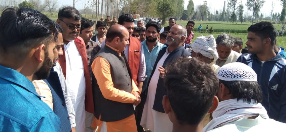 टिडौली में ग्रामीणों से बात करते गंगोह विधायक चौ कीरत सिंह टिडौली में ग्रामीणों से बात करते गंगोह विधायक चौ कीरत सिंह