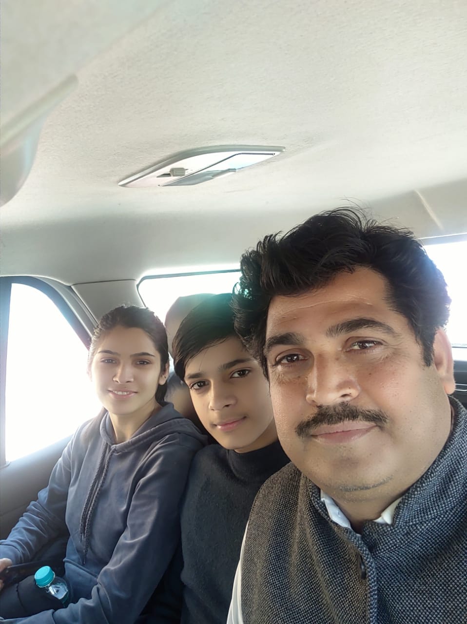 यूक्रेन से लौटी दिव्यांशी बालियान अपने परिवार के साथ