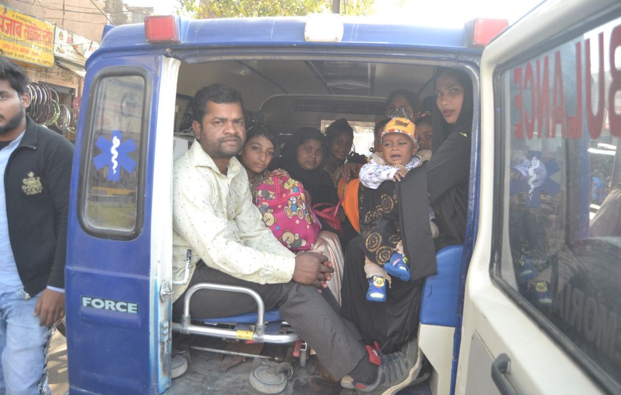 तहसील चौराहे से प्राइवेट एम्बुलेंस में भूसे की तरह भरी गई अलीगढ़ की सवारियां शोभित त्यागी