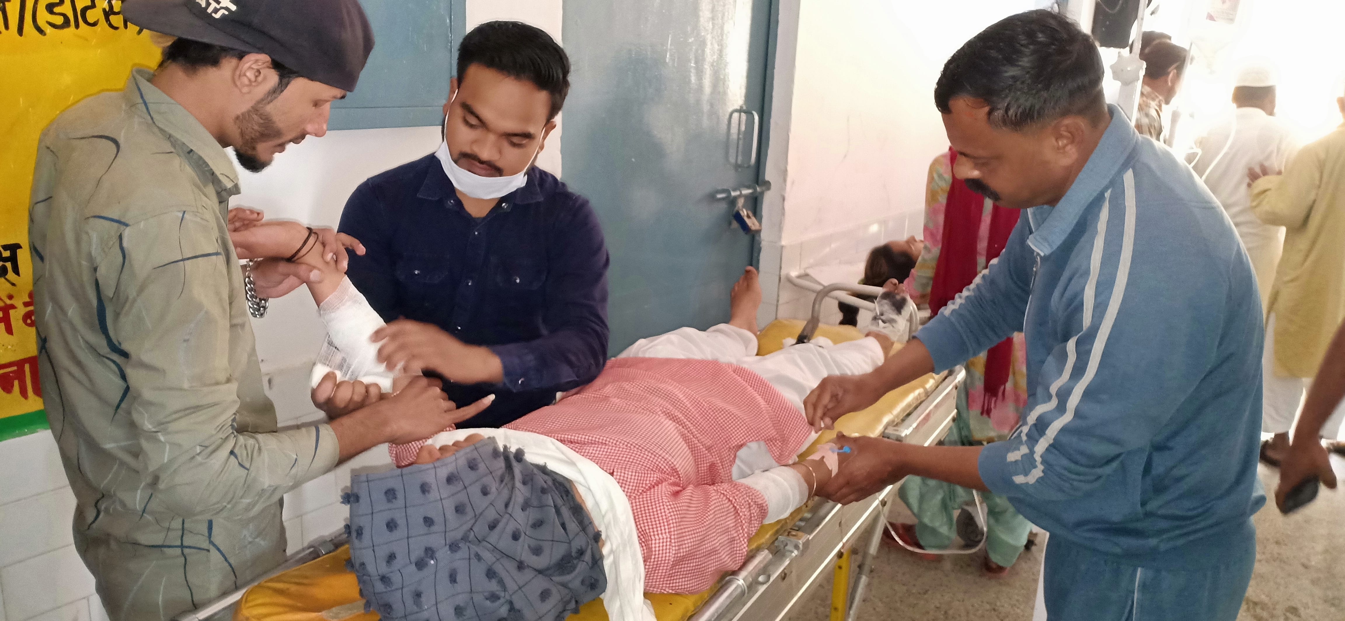 नगीना में सड़क दुर्घटना में घायल छात्रा का इजाज करते स्वास्थ्यकर्मी। नगीना में सड़क दुर्घटना में घायल छात्रा का इजाज करते स्वास्थ्यकर्मी।