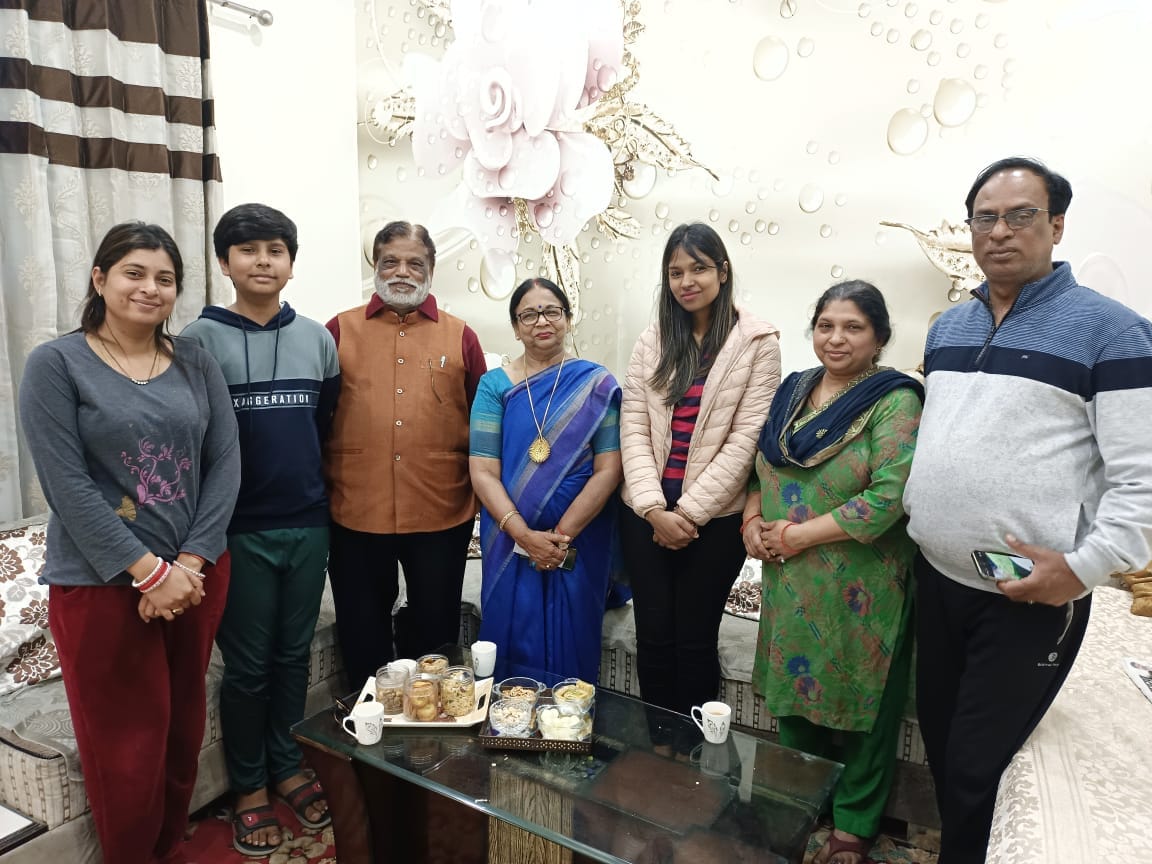 यूक्रेन से लौटी ईशा से मिलने पहुंची पालिकाध्यक्ष अंजू अग्रवाल