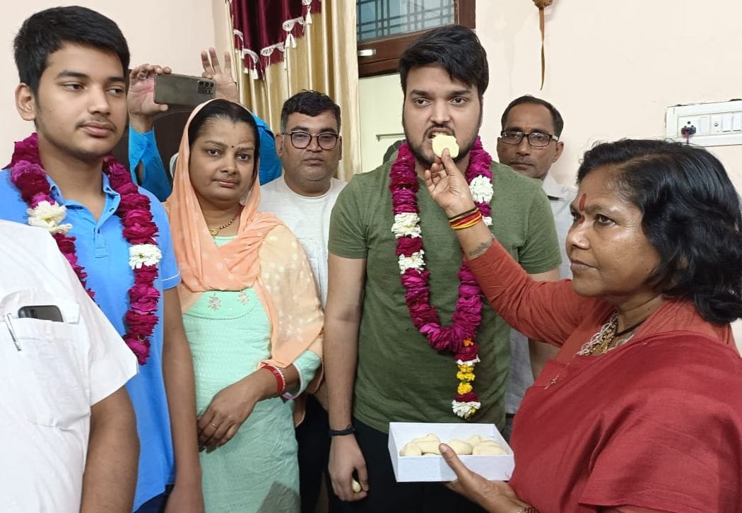 तपस्वी नगर में यूक्रेन से वापस लौटे हर्ष मिश्रा को मिठाई खिलातीं केंद्रीय राज्य मंत्री साध्वी न? तपस्वी नगर में यूक्रेन से वापस लौटे हर्ष मिश्रा को मिठाई खिलातीं केंद्रीय राज्य मंत्री साध्वी न?