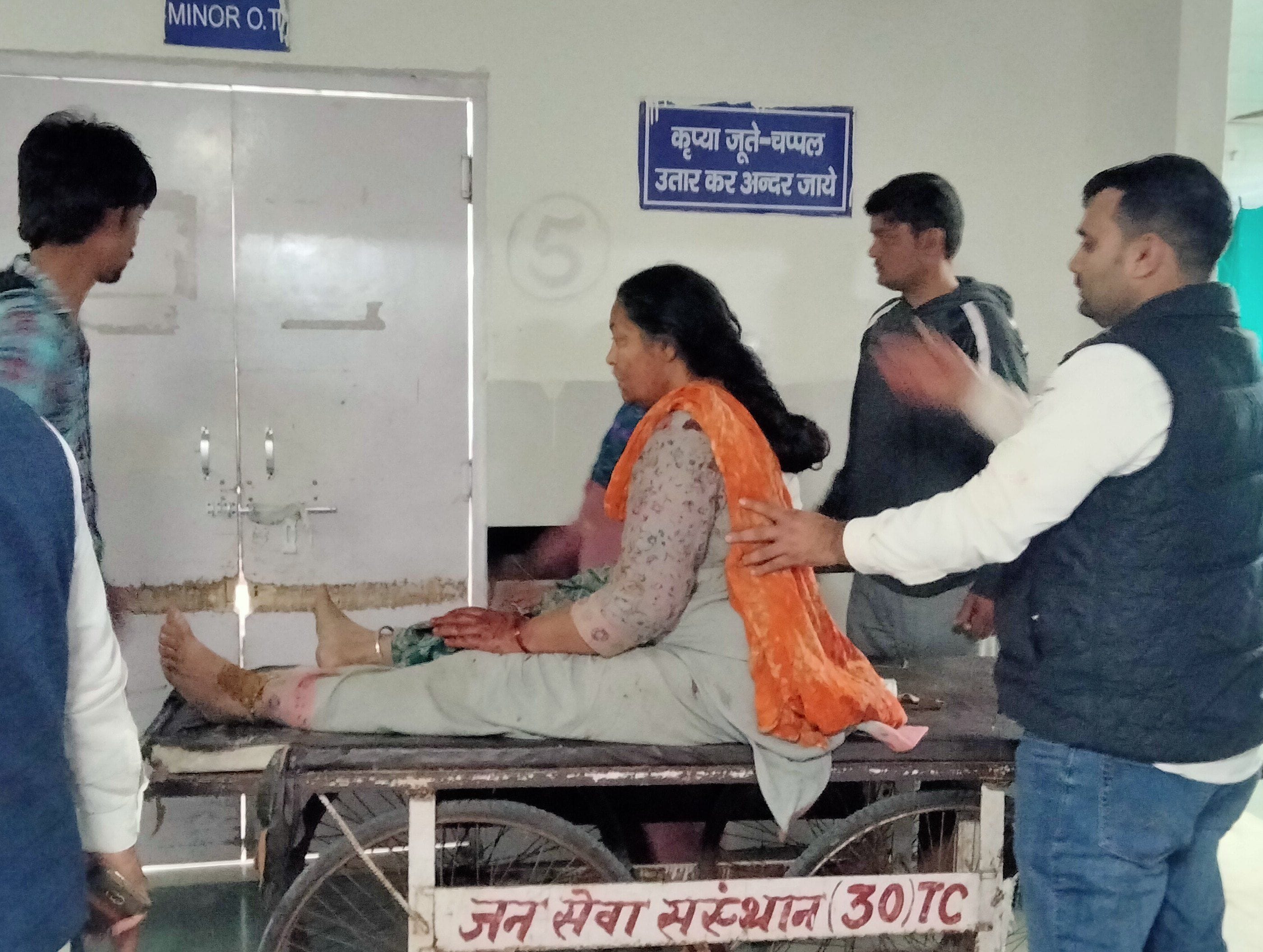 गोली लगने से पीजीआई में भर्ती घायल उर्मिला।  संवाद 