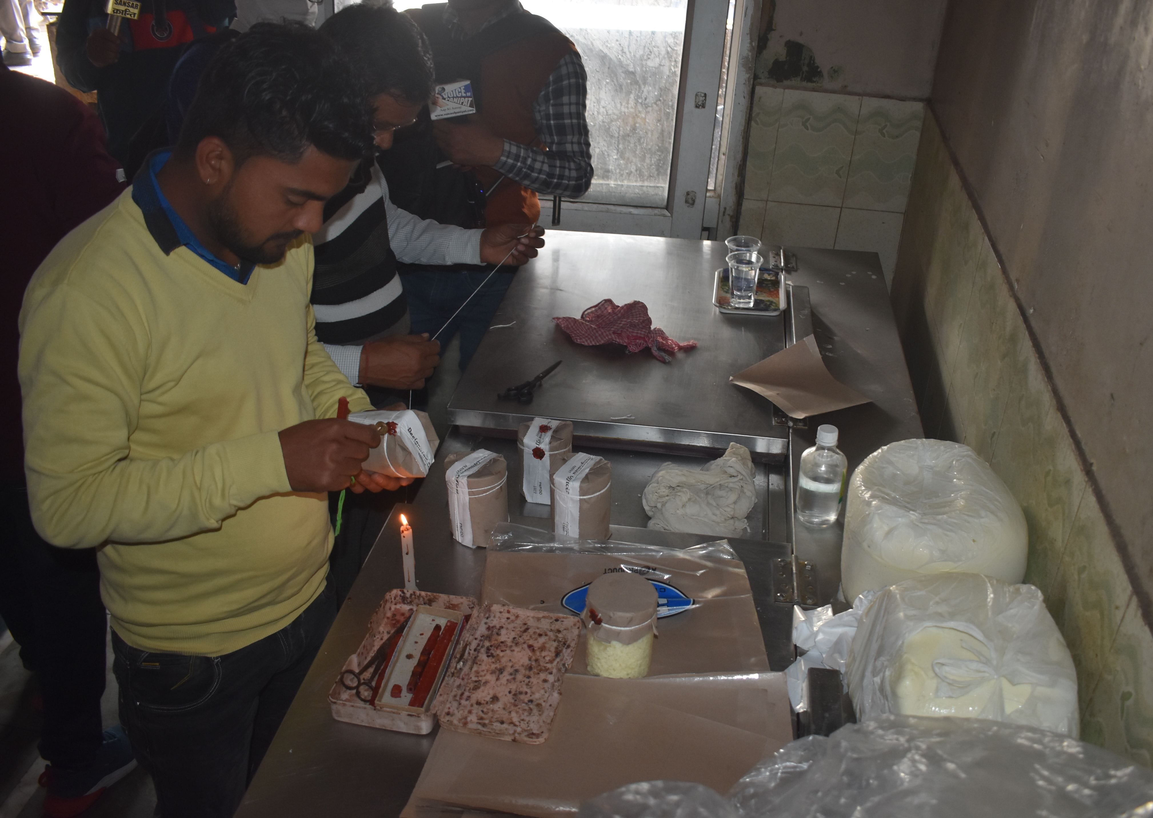 पानीपत। सनौली रोड पर हरियाणा मावा भंडार पर सैंपल लेते हुए।