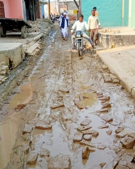 रहतना गांव में कीचड़ भरी गली से जाते लोग। रहतना गांव में कीचड़ भरी गली से जाते लोग।