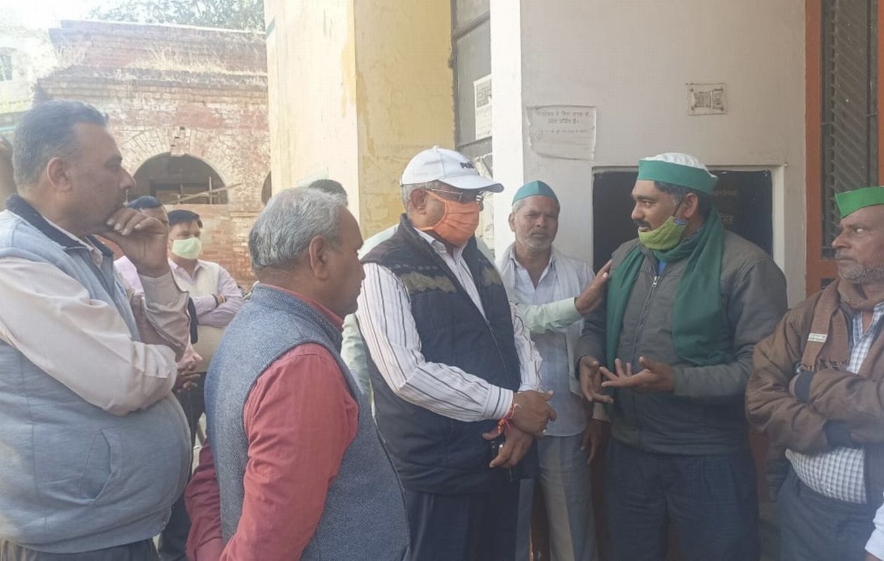 कृषि विभाग के कार्यालय पर हंगामा करते भाकियू कार्यकर्ता संवाद कृषि विभाग के कार्यालय पर हंगामा करते भाकियू कार्यकर्ता संवाद