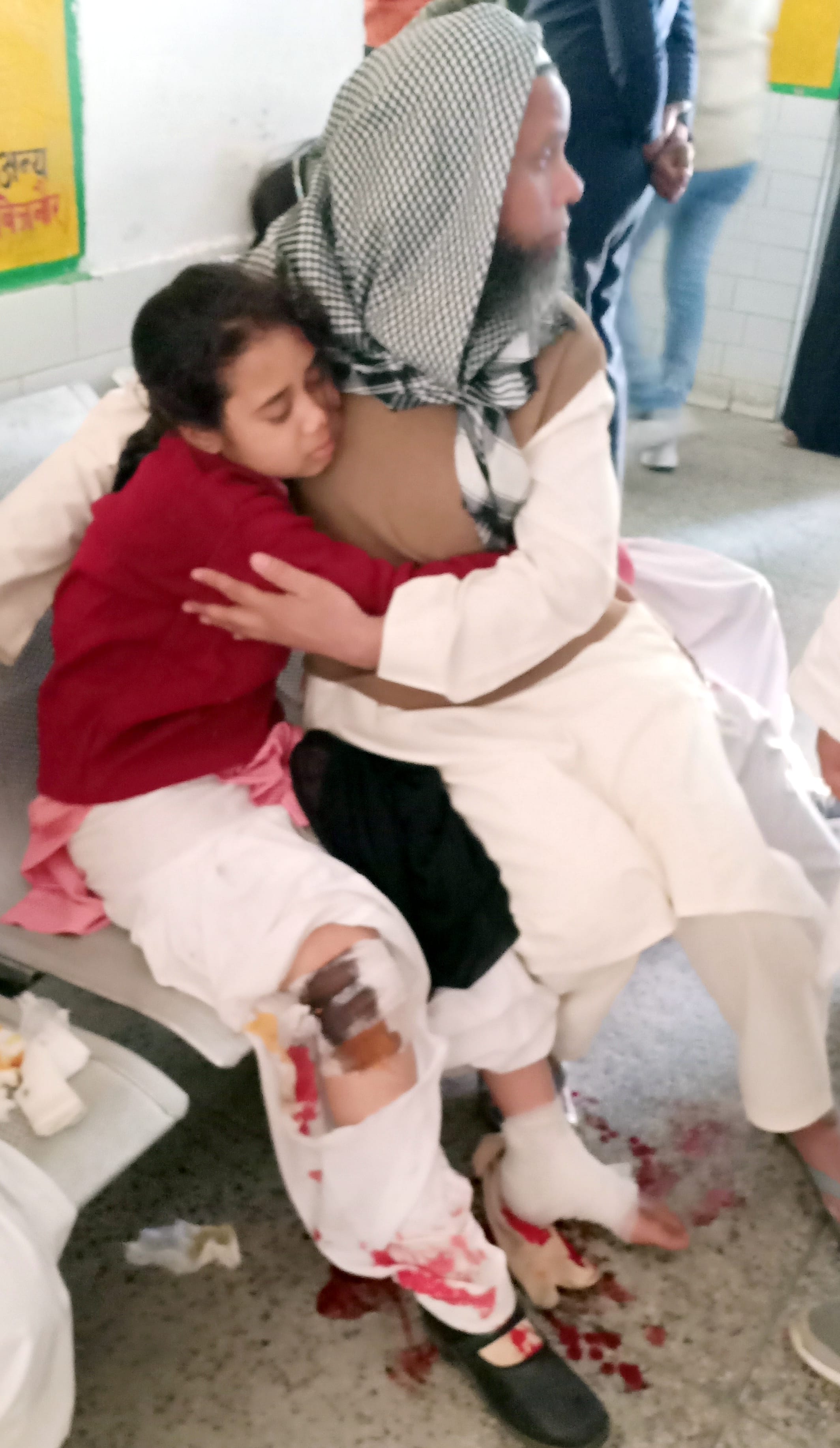 नगीना में सड़क दुर्घटना में घायल छात्रा। नगीना में सड़क दुर्घटना में घायल छात्रा।