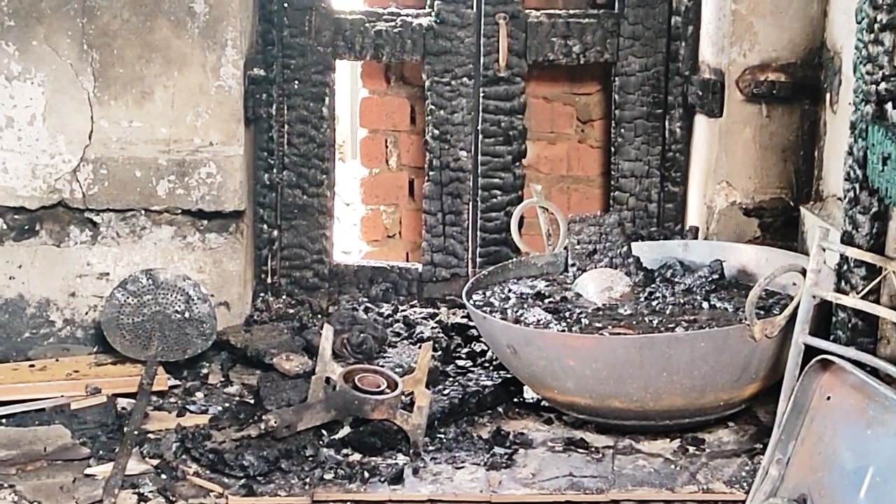 उधमपुर: भदरवा में दुकानों में लगी आग का दृश्य.