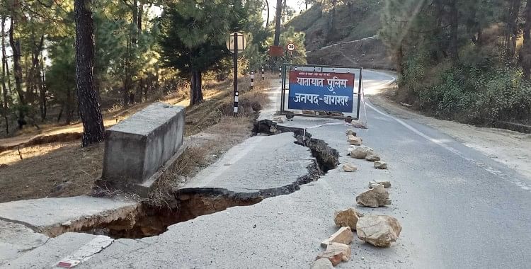 Jalan Buruk Di Kanda – Jalan di dekat kantor Kanda Tehsil belum diperbaiki sejak delapan bulan lalu.