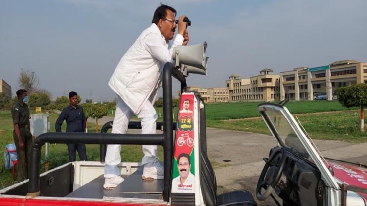 मेरठ में दूरबीन से ईवीएम की निगरानी करते सपा प्रत्याशी योगेश वर्मा।