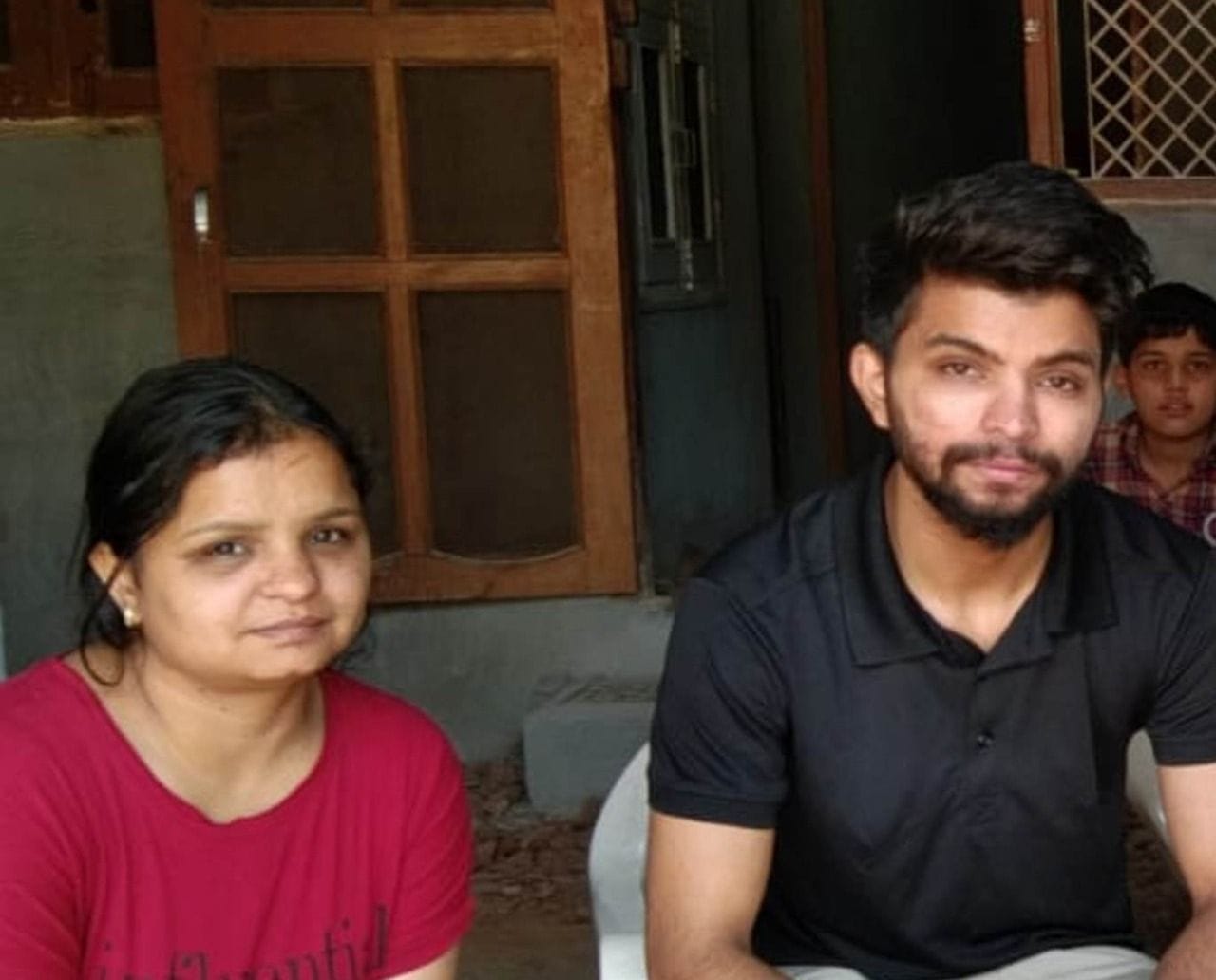 अपनी बहन डॉ. शशि के साथ साहिल लठवाल।  संवाद