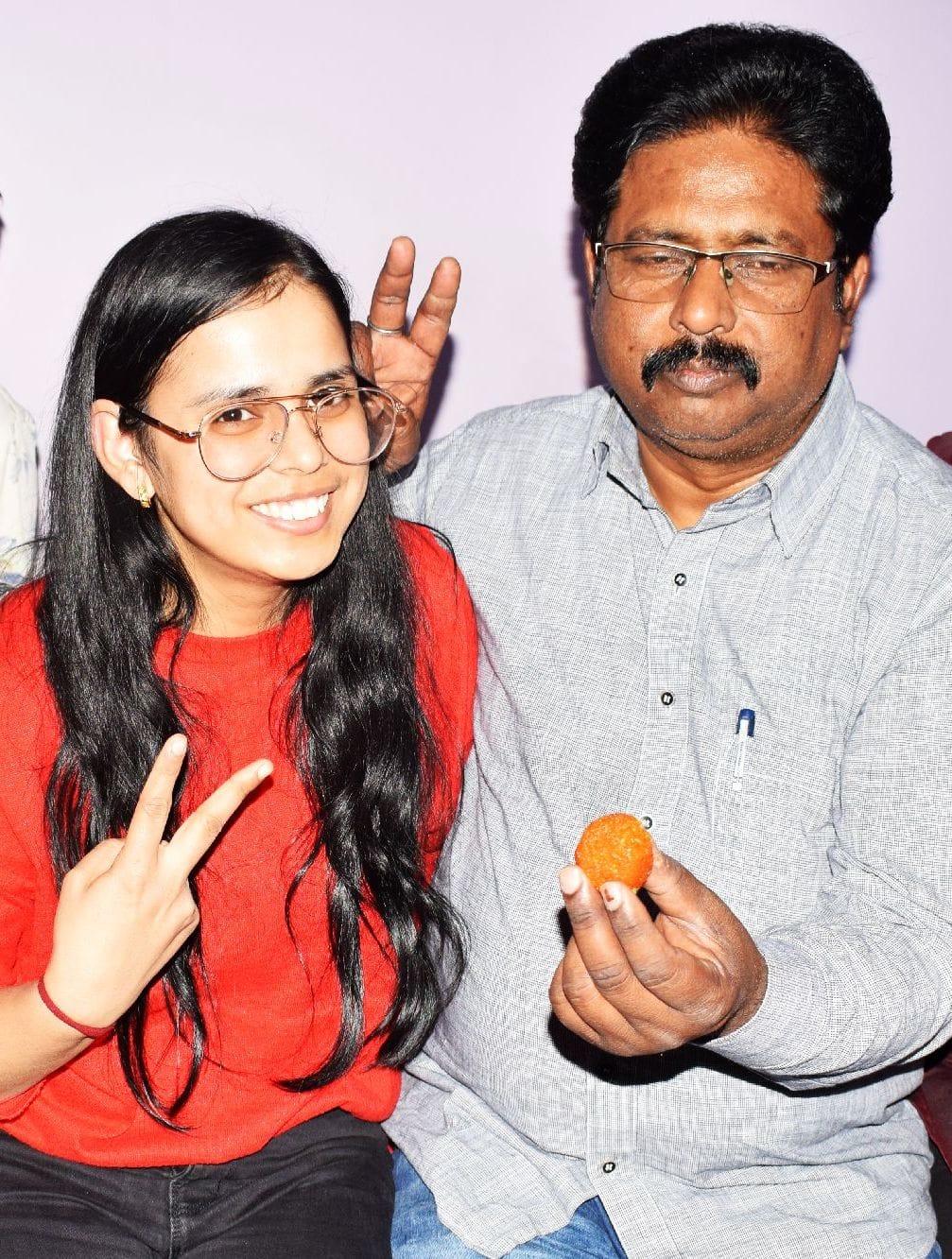 अपने पिता के साथ इंते शाम उर्फ जिया । अपने पिता के साथ इंते शाम उर्फ जिया ।