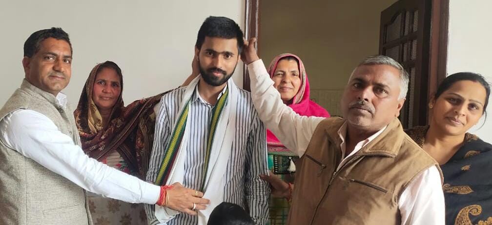 गांव घाटहेडा में घर वापसी पर अजय को दुलारते परिजन गांव घाटहेडा में घर वापसी पर अजय को दुलारते परिजन