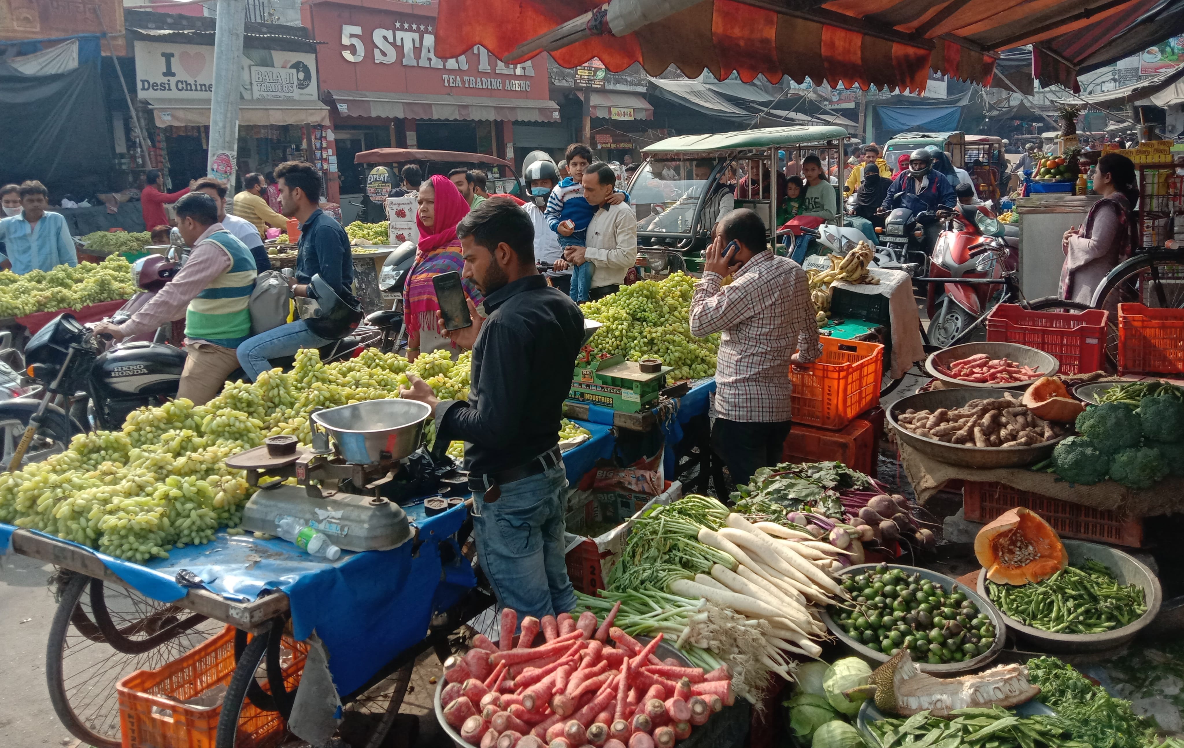 जामा मस्जिद के सामने सड़क पर हुआ अतिक्रमण जामा मस्जिद के सामने सड़क पर हुआ अतिक्रमण