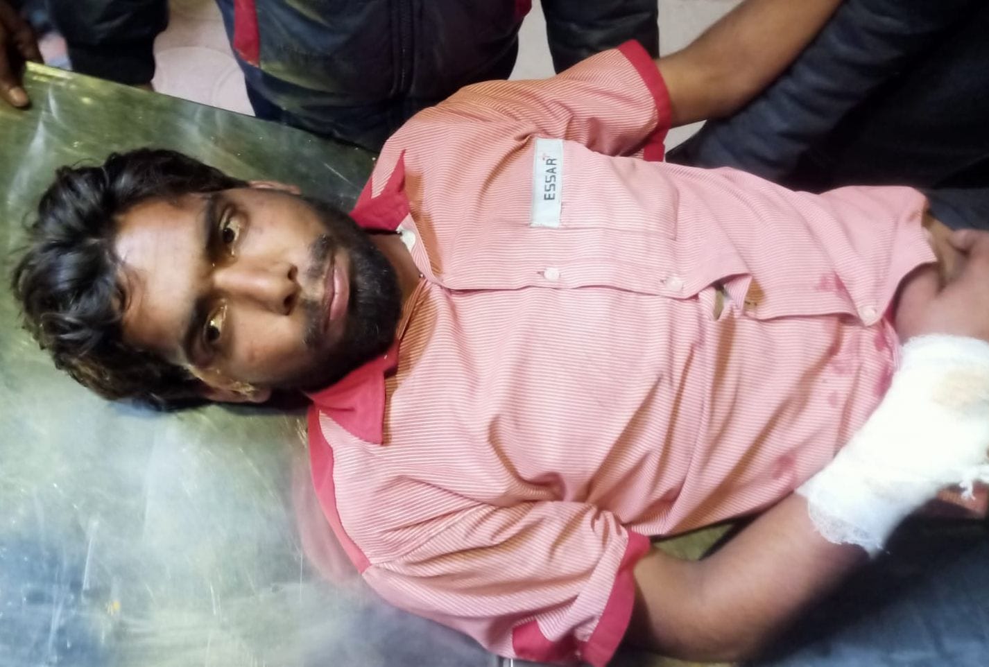 टैंकर की चपेट में आकर घायल हुआ पंप कर्मी लक्ष्मण। संवाद टैंकर की चपेट में आकर घायल हुआ पंप कर्मी लक्ष्मण। संवाद