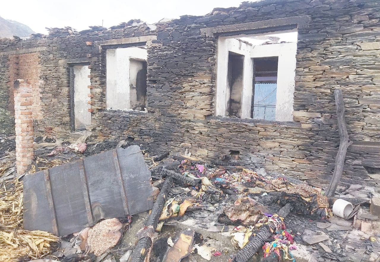 चुराह के देहग्रां में आग लगने से जला मकान।