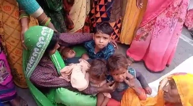 युवक की मौत पर रोते-बिलखते परिजन। संवाद युवक की मौत पर रोते-बिलखते परिजन। संवाद