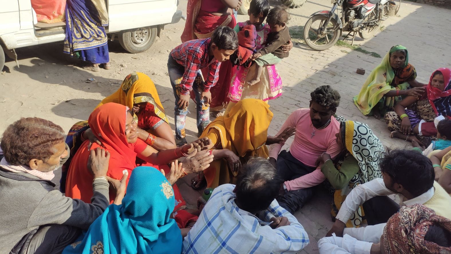 सचिन के रोते बिलखते परिजन। संवाद