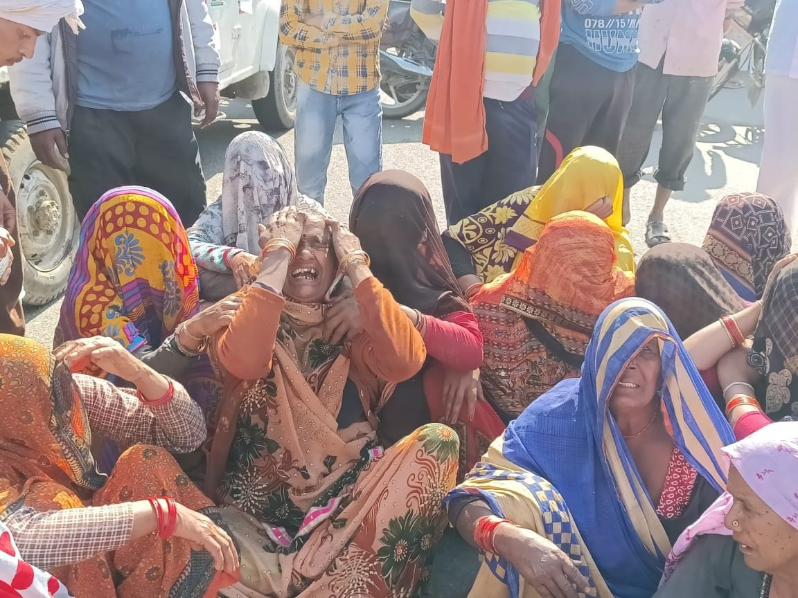 रोते बिलखते मृतक के परिजन रोते बिलखते मृतक के परिजन