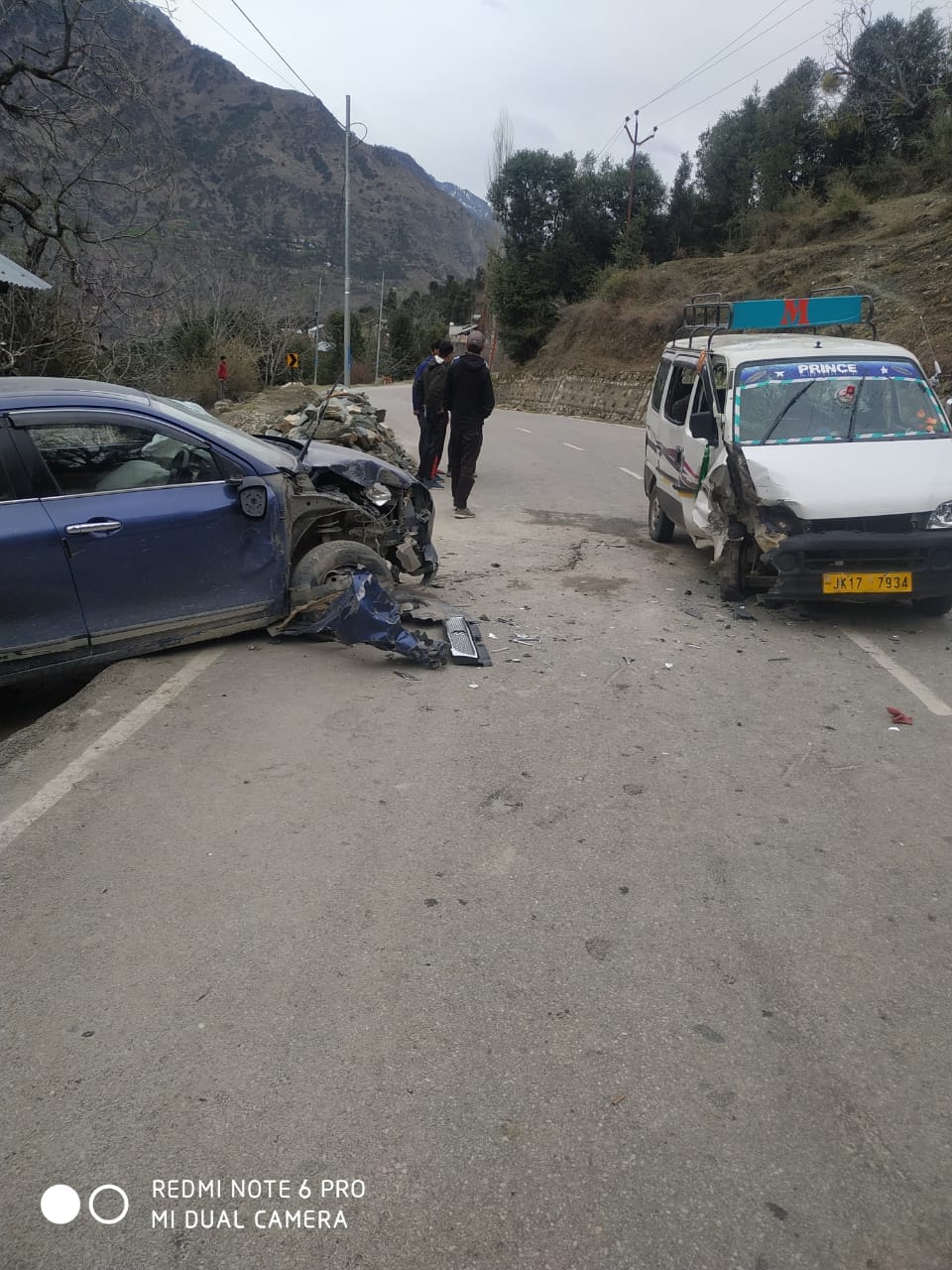 फोटो....किश्तवाड़ के डूल में वाहनों की भिड़ंत..7 घायल