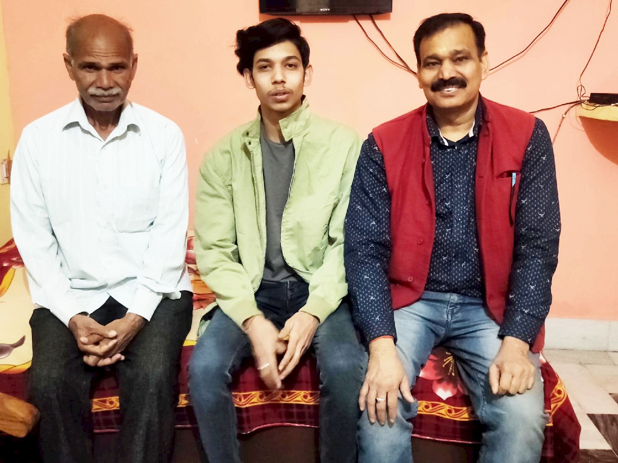 यूक्रेन से लौटने के बाद हर्ष अवस्थी अपने घर पर परिजन के साथ में । संवाद यूक्रेन से लौटने के बाद हर्ष अवस्थी अपने घर पर परिजन के साथ में । संवाद