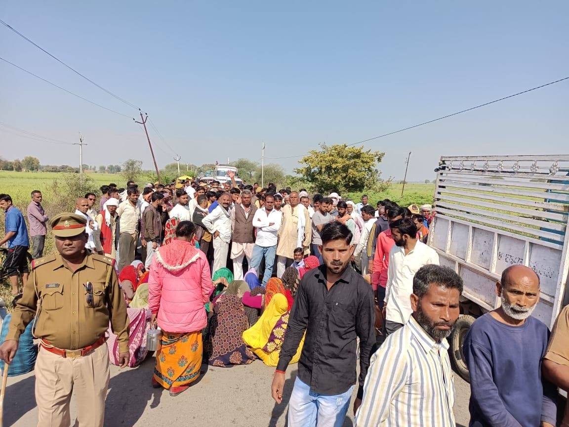 जालौन बंगरा मार्ग पर जाम लगाए परिजन व ग्रामीण जालौन बंगरा मार्ग पर जाम लगाए परिजन व ग्रामीण