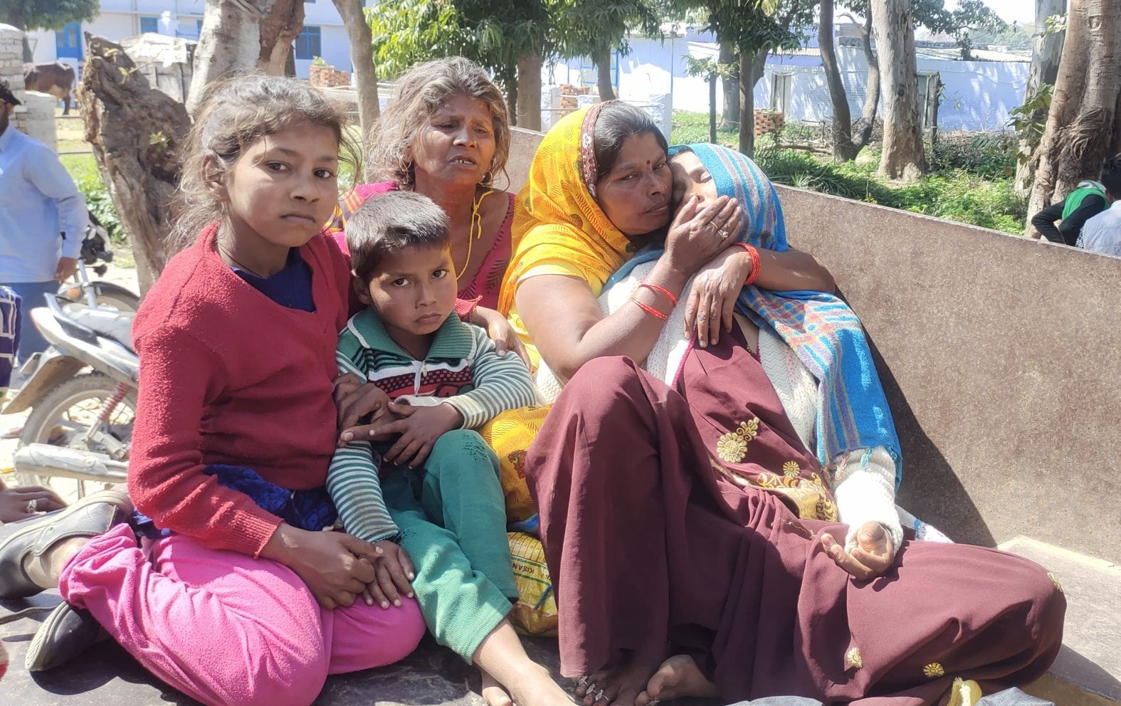 कमालगंज सीएचसी के बाहर रामू के रोते बिलखते परिजन। संवाद