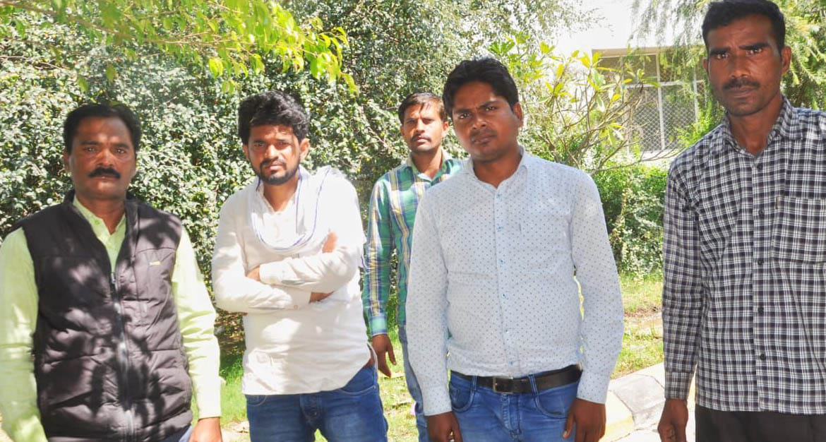 हादसे में जान गंवाने वाले ट्रक ड्राइवर राकेश का भाई पवन और बहनोई व मौसेरा भाई आदि परिजन। संवाद हादसे में जान गंवाने वाले ट्रक ड्राइवर राकेश का भाई पवन और बहनोई व मौसेरा भाई आदि परिजन। संवाद