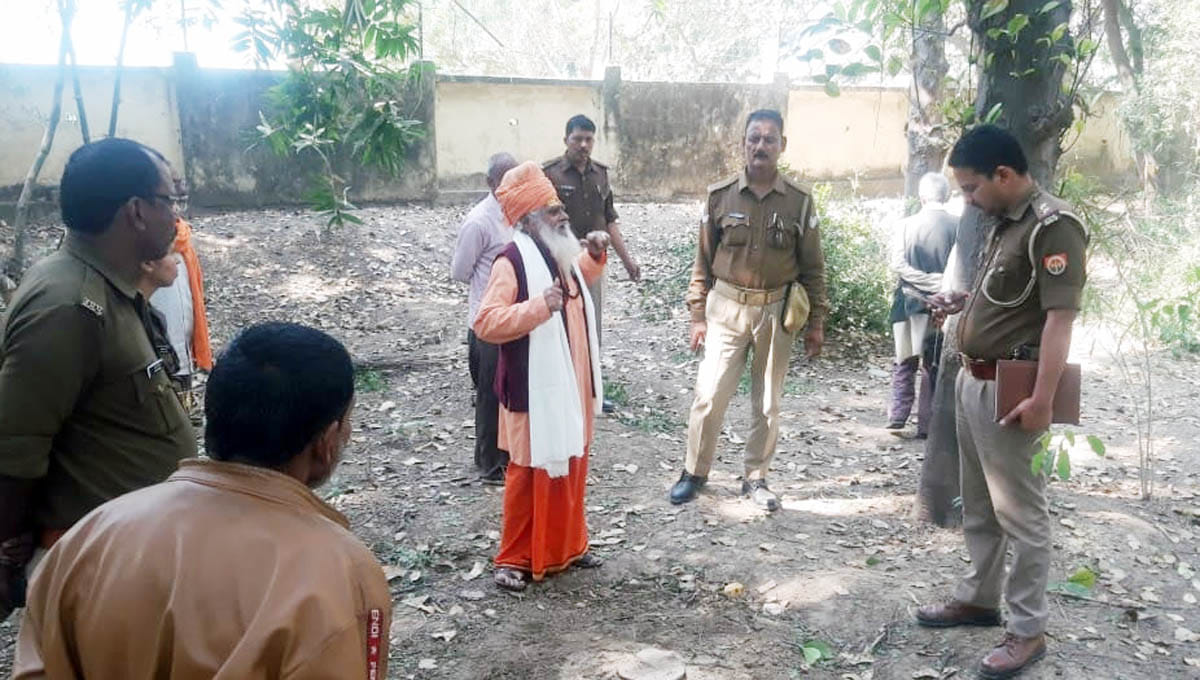 शहर के संगमहेश्वर मंदिर मामले की जांच के दौरान पुजारी से जानकारी लेती पुलिस।