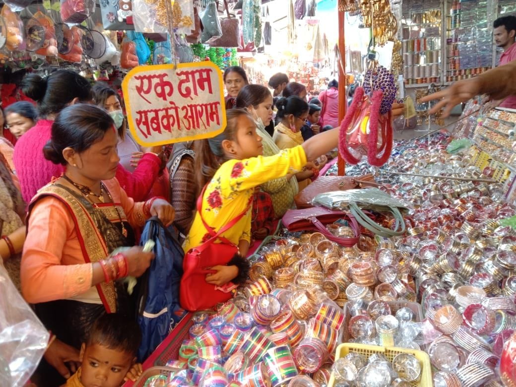 खटीमा के चकरपुर वनखंडी महादेव मंदिर मेले में खरीददारी करते लोग। संवाद खटीमा के चकरपुर वनखंडी महादेव मंदिर मेले में खरीददारी करते लोग। संवाद