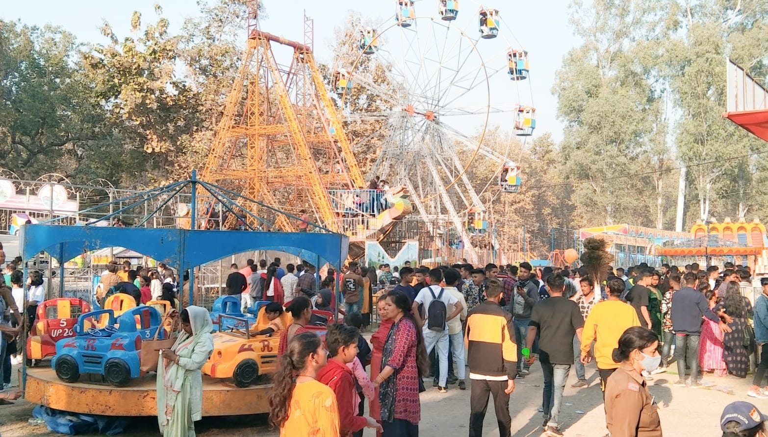 खटीमा के चकरपुर स्थित वनखंडी महादेव शिव मंदिर मेले में उमड़ी भीड़। संवाद खटीमा के चकरपुर स्थित वनखंडी महादेव शिव मंदिर मेले में उमड़ी भीड़। संवाद
