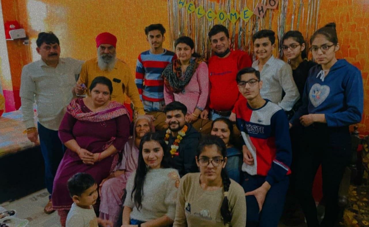लक्की जुनेजा के घर पहुंचने पर उसका स्वागत करते परिजन। संवाद
