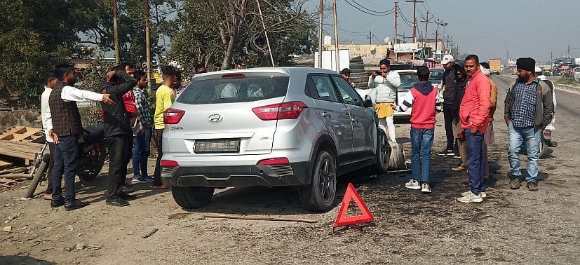 महतोष में दुर्घटनाग्रस्त कार को देखते लोग। महतोष में दुर्घटनाग्रस्त कार को देखते लोग।