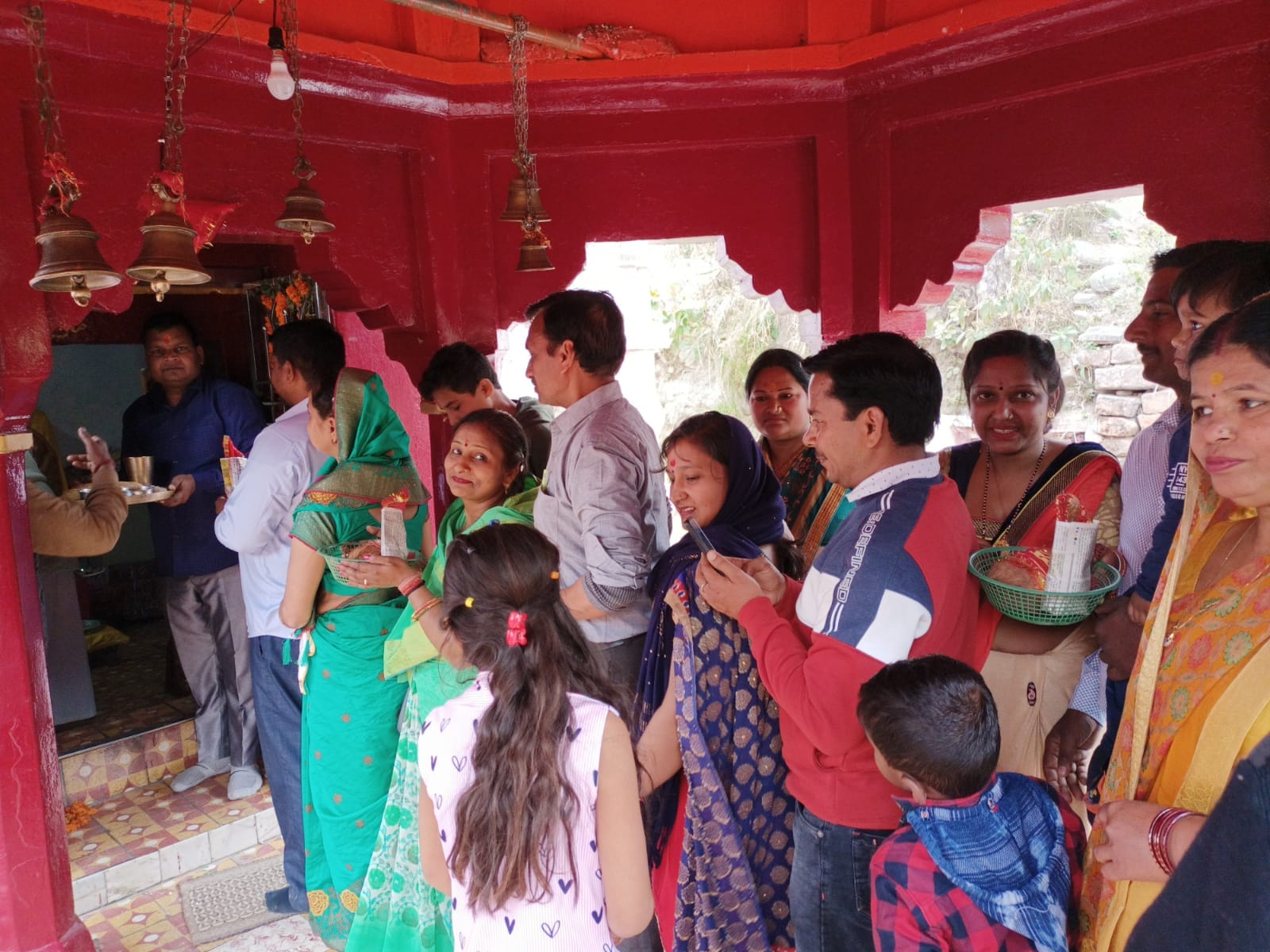 सहंश्रा ठाकुर मंदिर में दर्शनों करते श्रद्धालु सहंश्रा ठाकुर मंदिर में दर्शनों करते श्रद्धालु