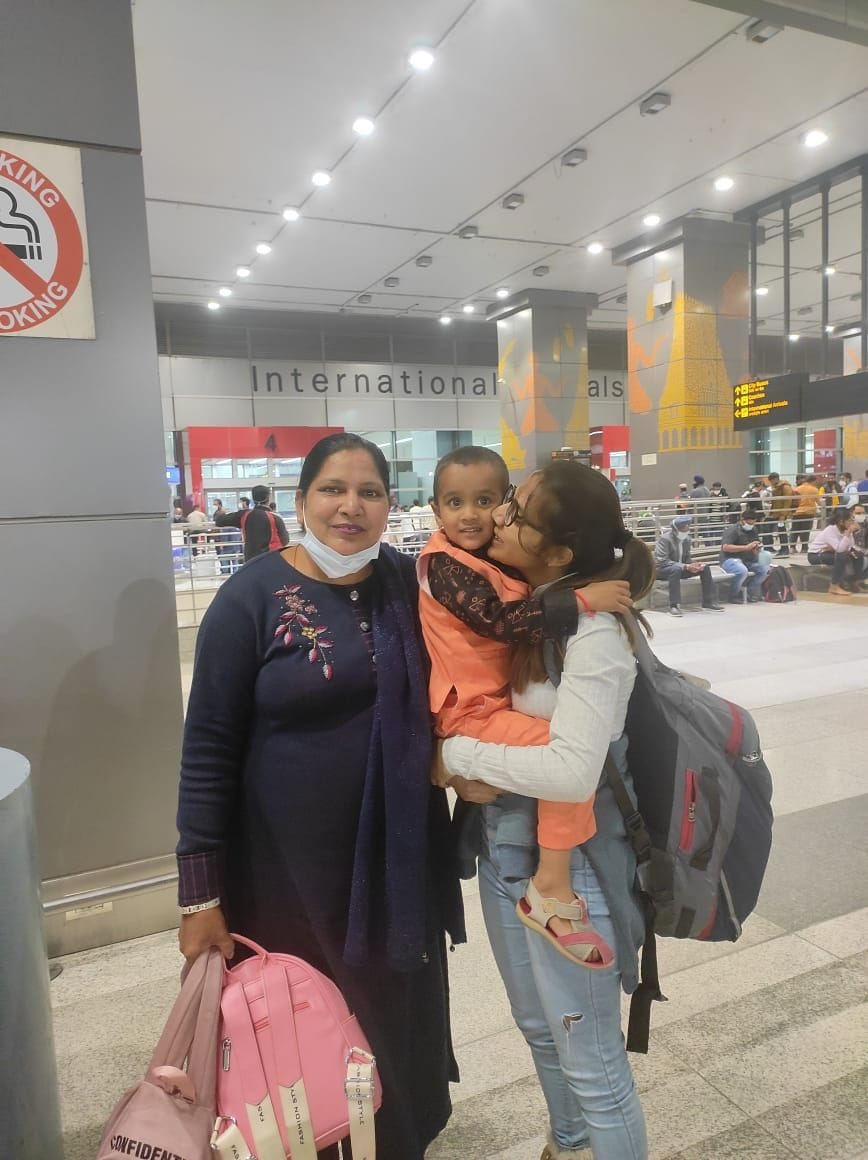 हिसार। दिल्ली एयरपोर्ट पर पहुंची खुशी शर्मा अपनी मां मिनाक्षी के साथ। हिसार। दिल्ली एयरपोर्ट पर पहुंची खुशी शर्मा अपनी मां मिनाक्षी के साथ।