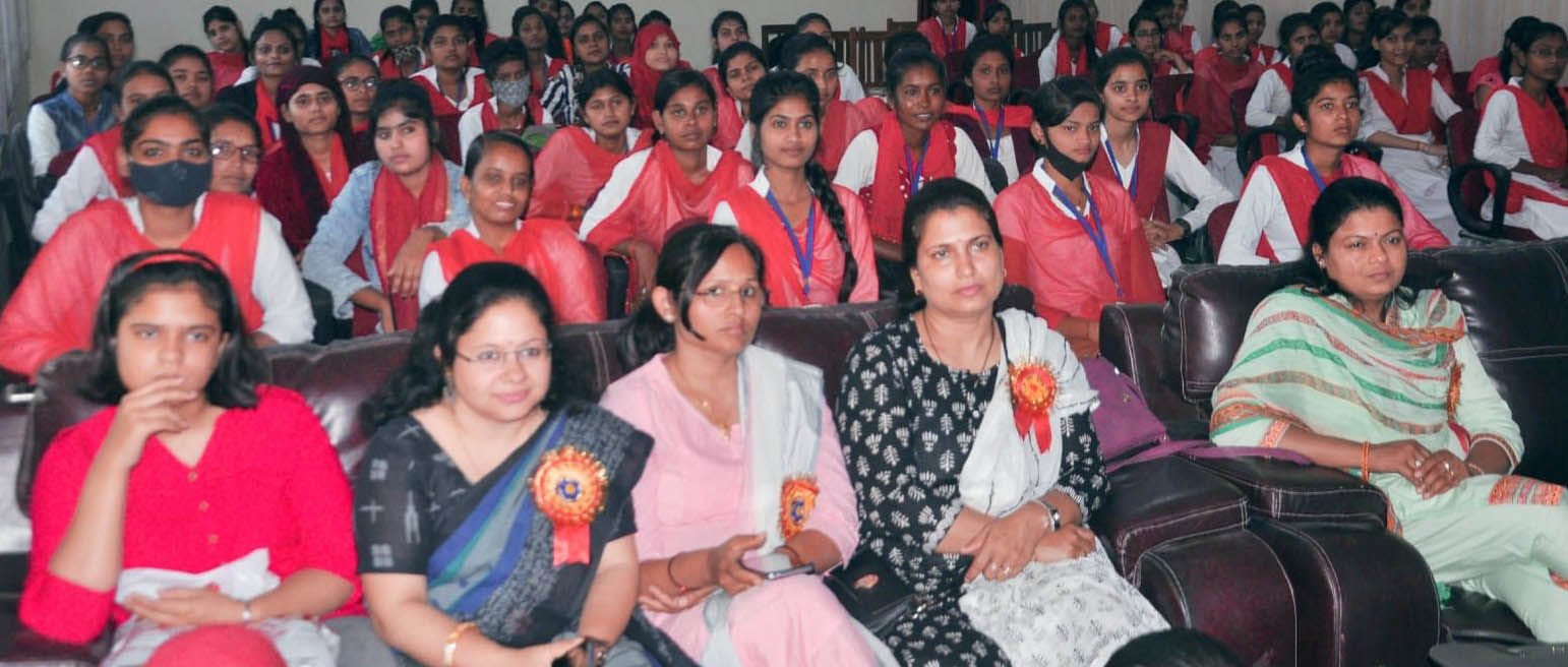 समारोह में उपस्थित छात्राएं व महाविद्यालय स्टाफ। संवाद समारोह में उपस्थित छात्राएं व महाविद्यालय स्टाफ। संवाद